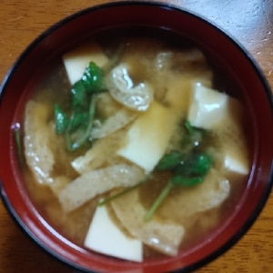 豆腐と油揚げ、せりの味噌汁